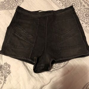 (...yes even MORE booty shorts!) 🍑